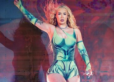 Iggy Azalea posa en diminuta lencería roja sobre jet y deslumbra
