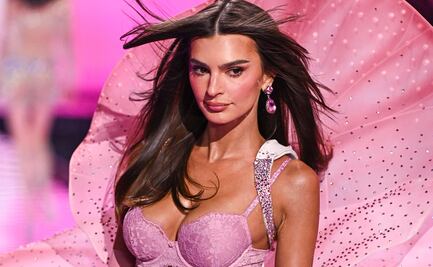 Emily Ratajkowski se lleva todas las miradas con cristales Swarovski y vestido de escote 