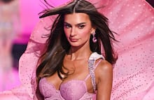 Emily Ratajkowski se lleva todas las miradas con cristales Swarovski y vestido de escote