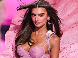 Emily Ratajkowski se lleva todas las miradas con cristales Swarovski y vestido de escote