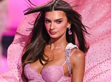Emily Ratajkowski se lleva todas las miradas con cristales Swarovski y vestido de escote