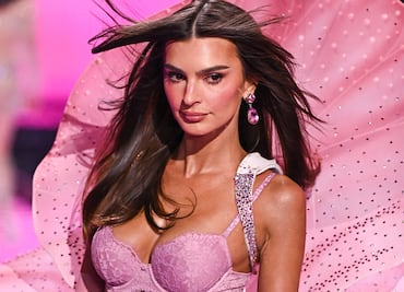 Emily Ratajkowski se lleva todas las miradas con cristales Swarovski y vestido de escote