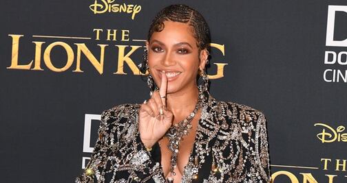 Beyoncé deslumbra con vestido tipo esmoquin en estreno de 'El Rey León'