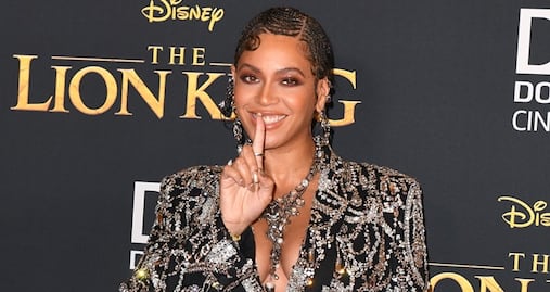 Beyoncé deslumbra con vestido tipo esmoquin en estreno de 'El Rey León'