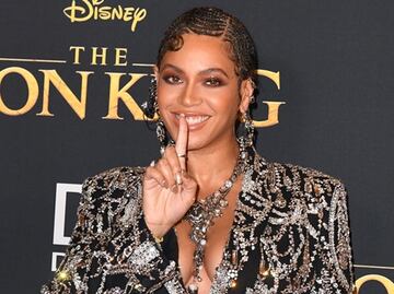 Beyoncé deslumbra con vestido tipo esmoquin en estreno de 'El Rey León'