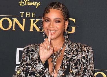 Beyoncé deslumbra con vestido tipo esmoquin en estreno de 'El Rey León'