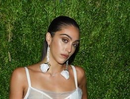 Hija de Madonna luce abdomen tonificado con top cruzado en sesión