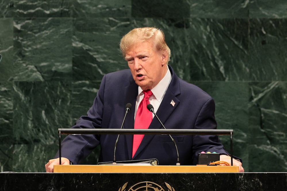Trump arremete contra México:  "Inaceptable compartir una frontera de 2,000 millas con un territorio controlado por cárteles"   Michael M. Santiago/Getty Images/AFP