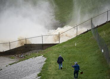 Video. Evacuan a miles en Michigan por desbordes de presas