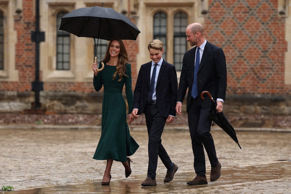 El príncipe George ya está en Eton: el exclusivo colegio donde estudiaron William y Harry y que cuesta más de 1 millón de pesos al año. (Photo by Adrian DENNIS / POOL / AFP)