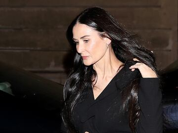 Demi Moore deslumbra con vestido de raja en París