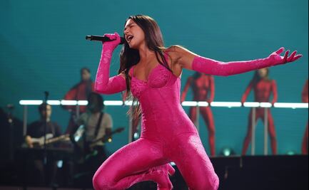 Dua Lipa paraliza Madrid con look catsuit rosa de Versace (Fotos)