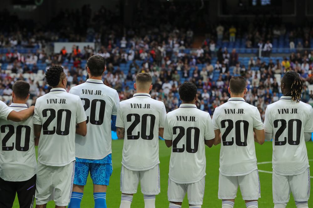 Jugadores del Real Madrid con camisetas de Vinicius Jr. en apoyo a su compañero por los actos racistas sufridos el partido pasado ante el Valencia . EFE/ Kiko Huesca