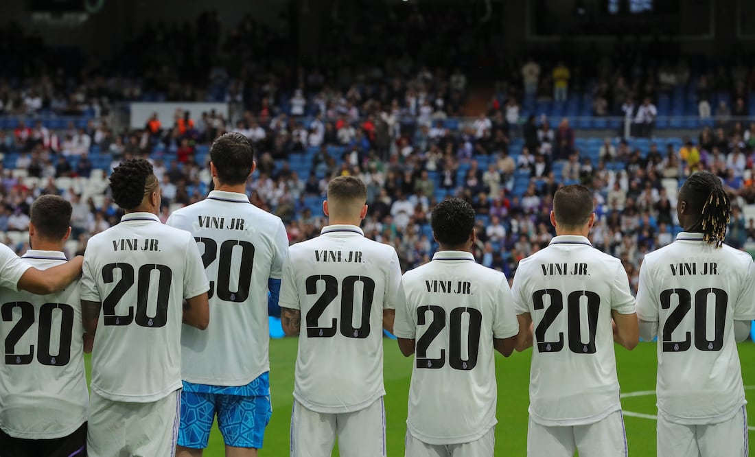 Jugadores del Real Madrid con camisetas de Vinicius Jr. en apoyo a su compañero por los actos racistas sufridos el partido pasado ante el Valencia . EFE/ Kiko Huesca