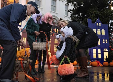 Halloween. Biden y Jill reciben a decenas de niños en la Casa Blanca