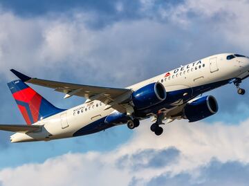 ¿Cuánto cobra Delta por el equipaje documentado? Estas son sus tarifas actualizadas