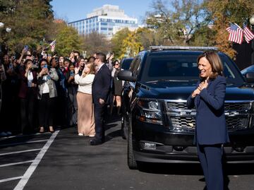 El personal de la Casa Blanca recibe a Harris con aplausos tras su derrota frente a Trump. VIDEO