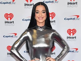 Katy Perry presume cuerpazo con top transparente y desata reacciones