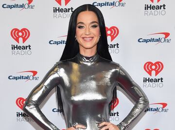 Katy Perry presume cuerpazo con top transparente y desata reacciones