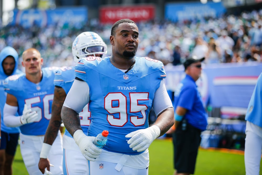 Jordan Elliott fue a buscar un arma tras pelea con compañero; los Titans lo despiden y la NFL investiga el caso. (AP Photo/Stew Milne, File)