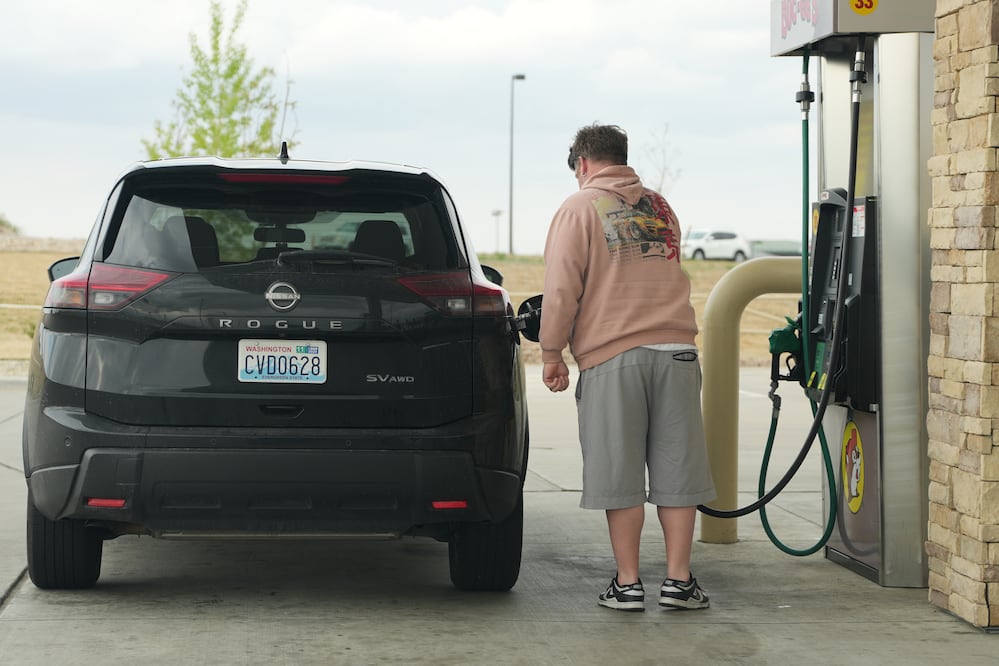 Gasolina supera los $4.5 dólares en EU, pero Casa Blanca prevé baja rápida. Foto: AP Foto/David Zalubowski