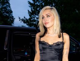 El minivestido de escote ‘imposible’ con el que Miley Cyrus deslumbró en Instagram