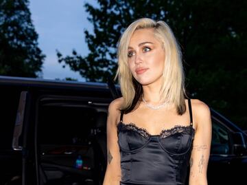 El minivestido de escote ‘imposible’ con el que Miley Cyrus deslumbró en Instagram