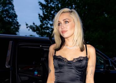 El minivestido de escote ‘imposible’ con el que Miley Cyrus deslumbró en Instagram