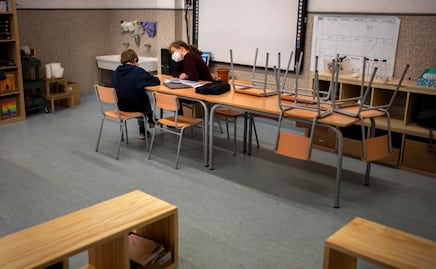 Gobernadora dará clases ante falta de personal por covid en escuelas de EU