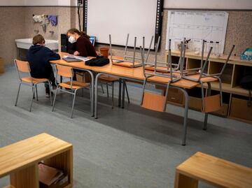 Gobernadora dará clases ante falta de personal por covid en escuelas de EU