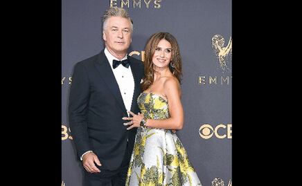 Atacan en redes a esposa de Alec Baldwin; cuestionan su origen español