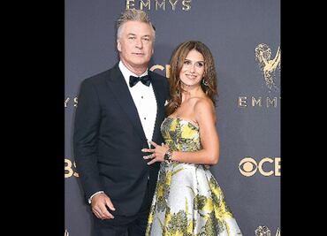Atacan en redes a esposa de Alec Baldwin; cuestionan su origen español