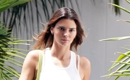 Kendall Jenner presume 'abs de impacto' con crop top en California