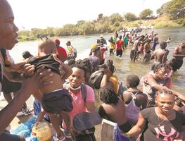 Ser negro y latino, doble "obstáculo" para cientos de migrantes en EU