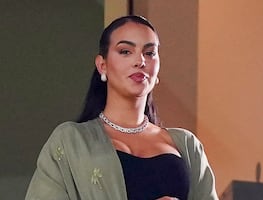Georgina Rodríguez apoya a Cristiano Ronaldo desde gradas con lujosas joyas