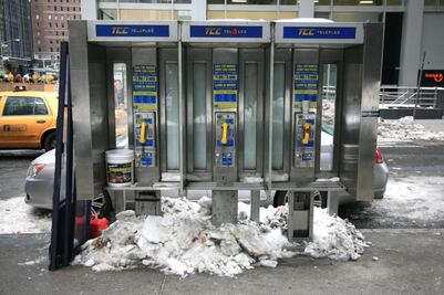 Retirarán los icónicos teléfonos públicos de Nueva York