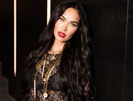 Megan Fox posa con vestido totalmente transparente y deslumbra