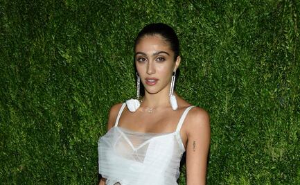 Hija de Madonna presume silueta con bralette nude frente al espejo