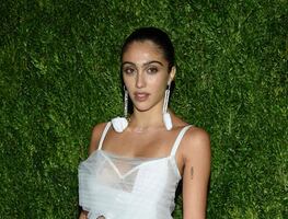 Hija de Madonna presume silueta con bralette nude frente al espejo