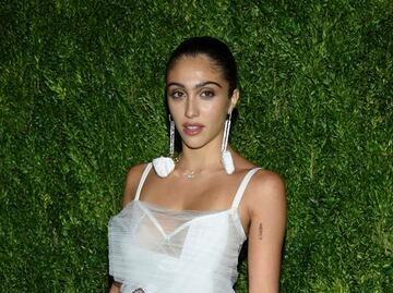 Hija de Madonna presume silueta con bralette nude frente al espejo