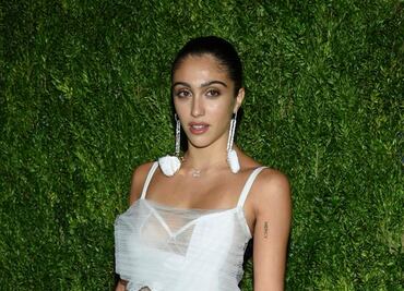 Hija de Madonna presume silueta con bralette nude frente al espejo