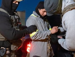 Golpe judicial a Trump: juez libera a cientos de inmigrantes detenidos ilegalmente en Illinois