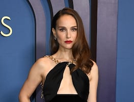 Natalie Portman luce radiante con vestido ‘de la venganza’ de escote abierto en los Governors Awards