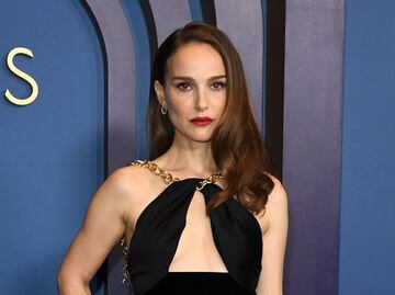 Natalie Portman luce radiante con vestido ‘de la venganza’ de escote abierto en los Governors Awards