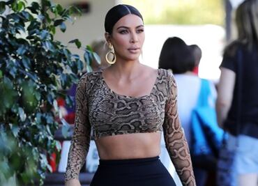Kim Kardashian luce cintura con top de paneles descubiertos