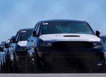 Fabricantes de autos reportan ventas récord antes de que entren en vigor aranceles de Trump