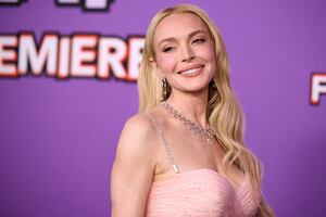 Lindsay Lohan irradia belleza con vestido transparente en premiere de Australia 