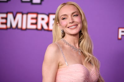 Lindsay Lohan irradia belleza con vestido transparente en premiere de Australia
