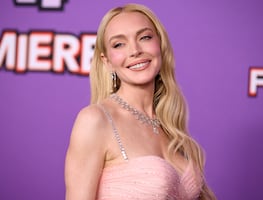 Lindsay Lohan irradia belleza con vestido transparente en premiere de Australia
