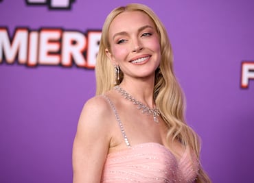 Lindsay Lohan irradia belleza con vestido transparente en premiere de Australia
